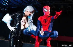 Cô gái tóc vàng ngực bự còn trinh để hai gã tè lên người cô