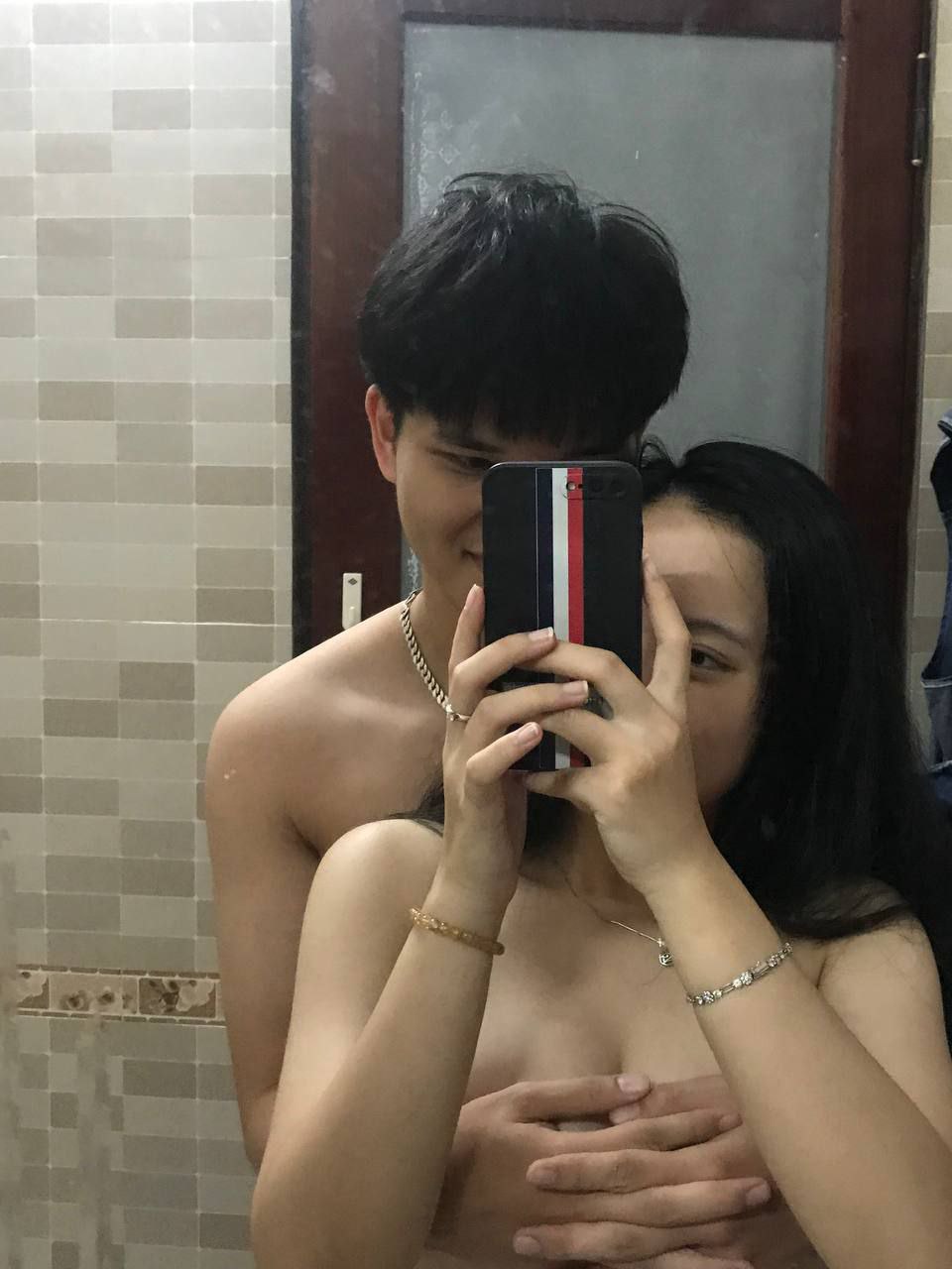 đến nhà tình nhân chơi thì phát hiện chị gái cô ấy ngon hơn, thanh niên tranh thủ…